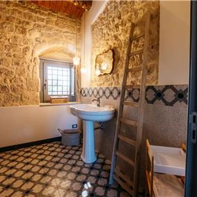  6 bedroom villa with heated pool in Modica, sleeps 18